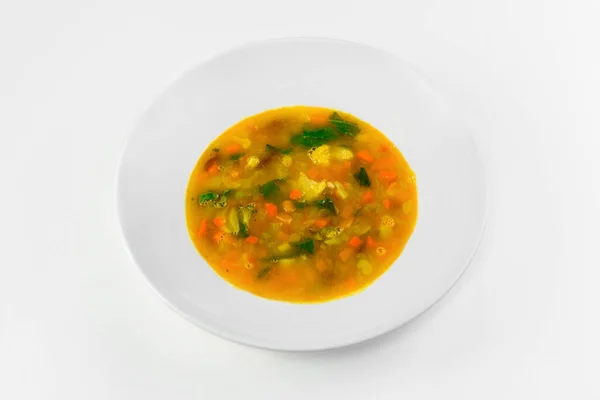 Sopa vegetal em uma chapa em um fundo branco. A vista de cima — Fotografia de Stock
