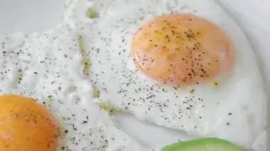 Kahvaltıda omlet ve avokado. Düzgün beslenme. Doğal protein.