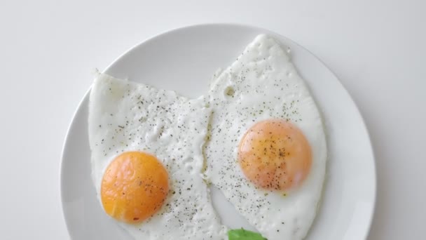 Äggröra till frukost med avokado. Rätt kost. Naturligt protein — Stockvideo