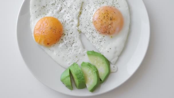 Äggröra till frukost med avokado. Rätt kost. Naturligt protein — Stockvideo