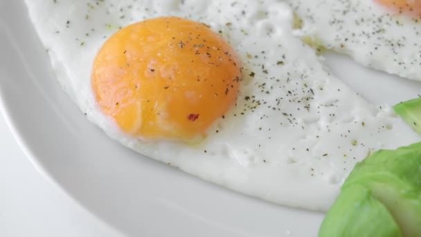 Œufs brouillés pour le petit déjeuner avec avocat. Une bonne nutrition. Protéines naturelles — Video