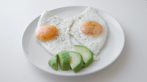 Ovos mexidos ao pequeno-almoço com abacate. Nutrição adequada. Proteína natural — Vídeo de Stock