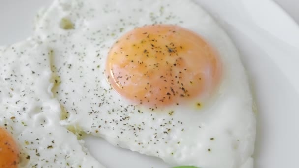 Míchaná vejce k snídani s avokádem. Správná výživa. Přírodní protein — Stock video