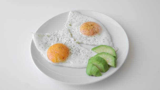 Яичница на завтрак с авокадо. Правильное питание. Естественные белки — стоковое видео