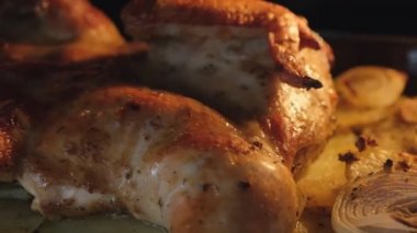 Fırında fırında kızartılmış tavuk ve patates var.