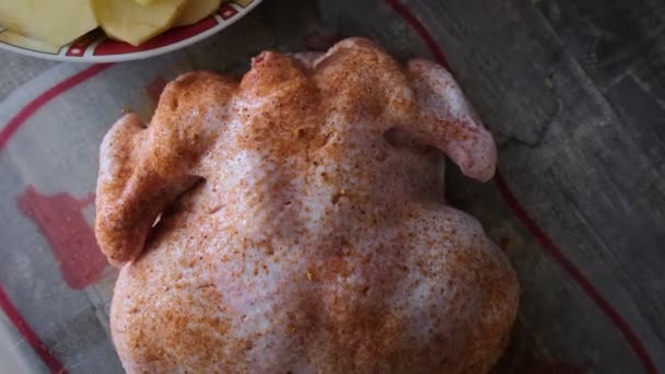 Pollo crudo con especias para asar en el horno. Vista superior, primer plano — Vídeos de Stock