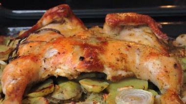 Fırında fırında kızartılmış tavuk ve patates var.