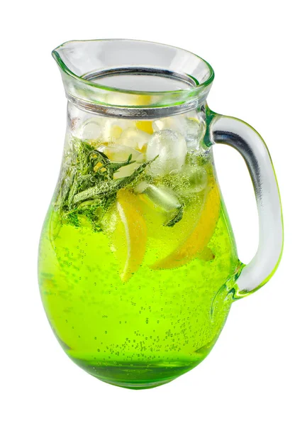 Lemoniada z tarragonem i lodem w szklanym dzbanku na białym, izolowanym tle — Zdjęcie stockowe
