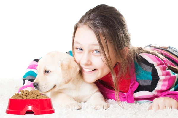 çocuk ve labrador köpek yavrusu