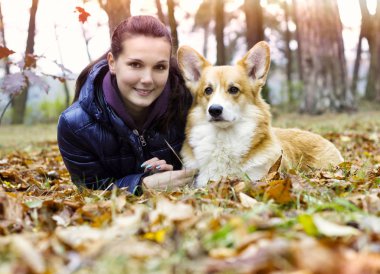 Köpekli genç kadın.