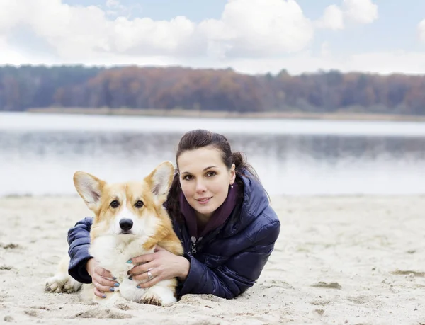 Mujer joven con perro — Foto de Stock