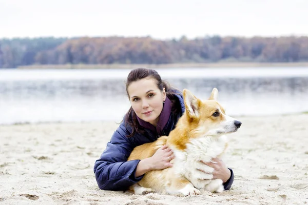 Mujer joven con perro — Foto de Stock