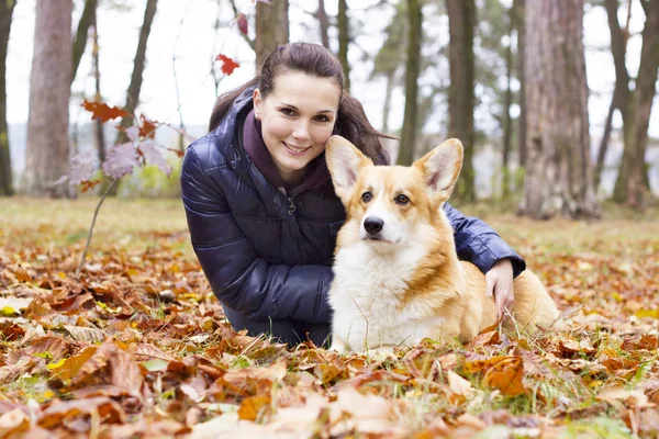 Mujer joven con perro —  Fotos de Stock