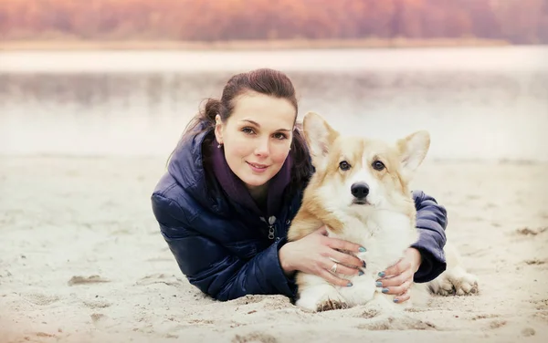 Молодая женщина с собакой — стоковое фото