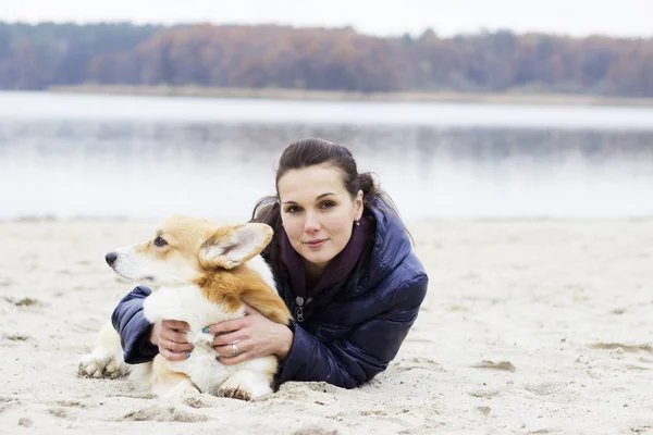 Mujer y perro al aire libre — Foto de Stock
