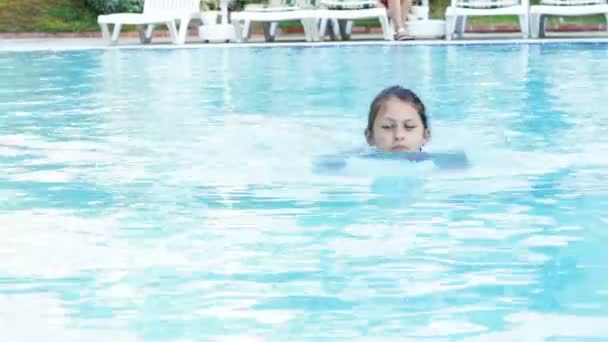 Little girl swims in the pool — Stock Video