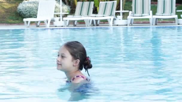 Little girl swims in the pool — Stock Video