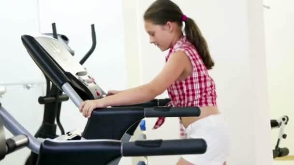 Chica trenes en el gimnasio — Vídeos de Stock