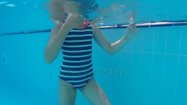 Kleines Mädchen schwimmt im Pool — Stockvideo