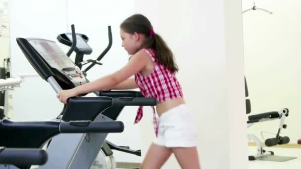 Chica trenes en el gimnasio — Vídeo de stock