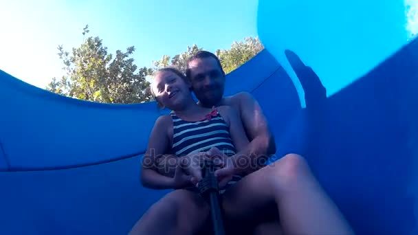 Батько і дочка на водних атракціонах — стокове відео