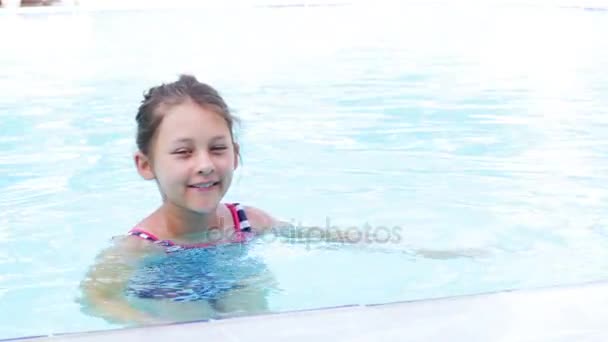 Little girl swims in the pool — Stock Video