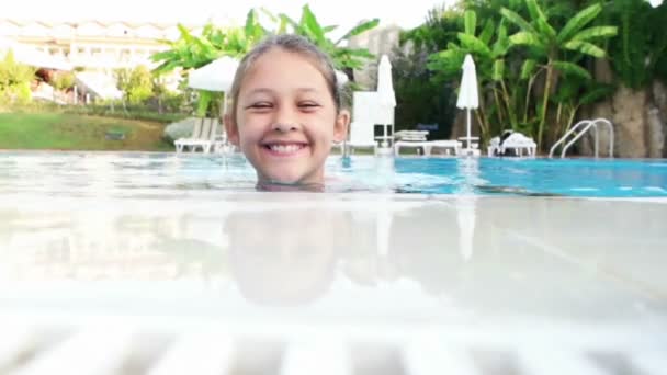 Little girl swims in the pool — Stock Video