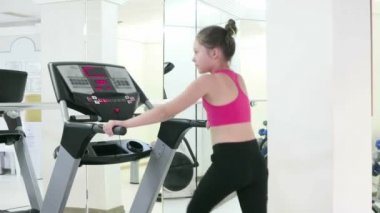 spor salonunda kızı trenler