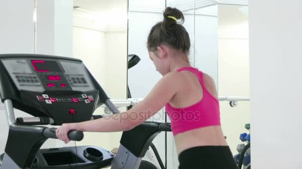 Chica trenes en el gimnasio — Vídeos de Stock