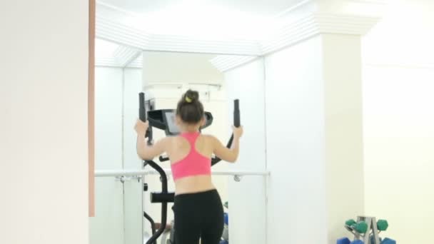 女孩在健身房训练 — 图库视频影像