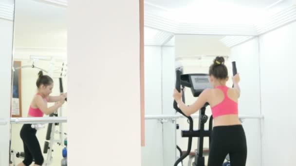 Menina treina no ginásio — Vídeo de Stock