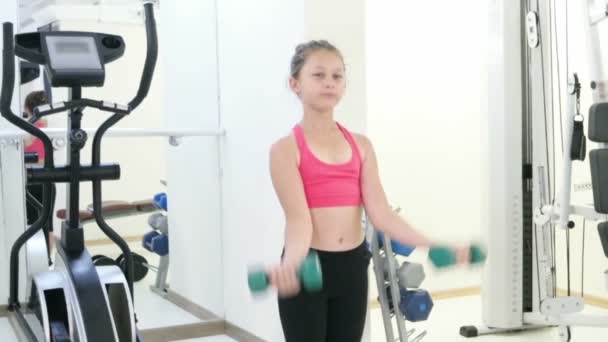 Dziewczyna pociągi w siłowni — Wideo stockowe