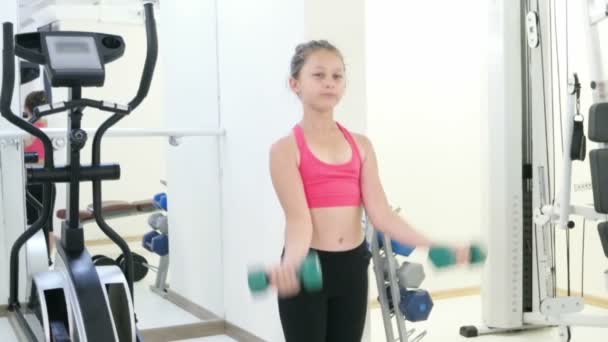 Flicka tåg i gymmet — Stockvideo