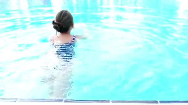 Niña nada en la piscina — Vídeos de Stock