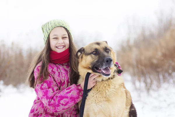 Dziecko dziewczynka i pies Owczarek — Zdjęcie stockowe