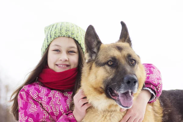 Menina criança e cão pastor — Fotografia de Stock