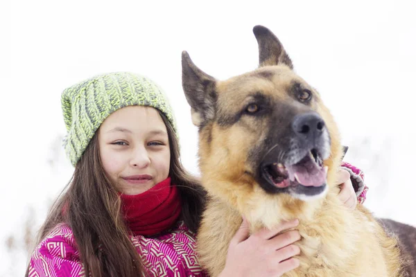 Menina criança e cão pastor — Fotografia de Stock