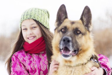 çocuk bir köpek sarılma, kış yürüyüşü