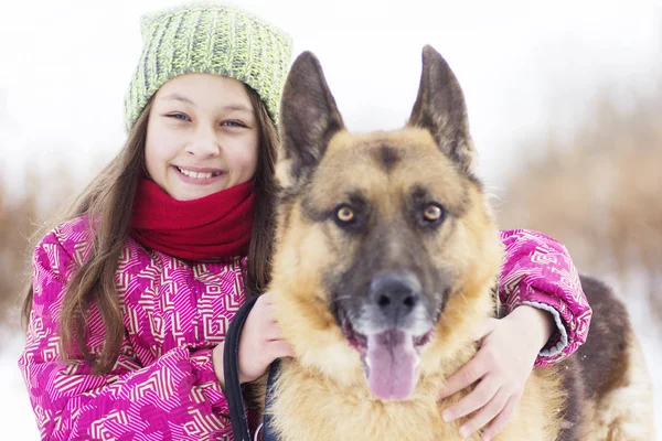 Mädchen und Hund Schäferhund — Stockfoto