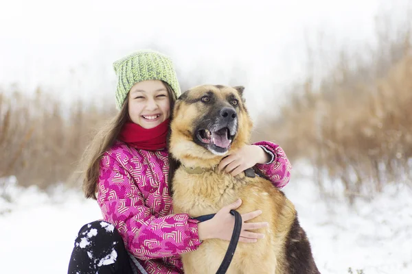 Menina criança e cão pastor — Fotografia de Stock