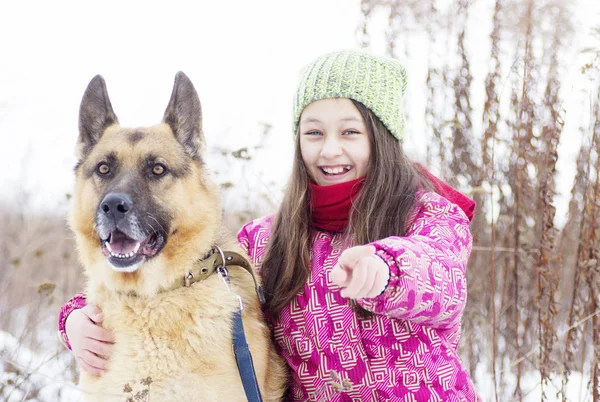 Niño abrazando a un perro, paseo de invierno —  Fotos de Stock