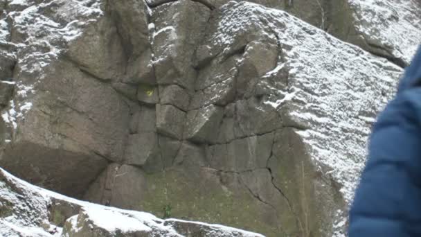 Touristische Wanderungen in den Bergen — Stockvideo