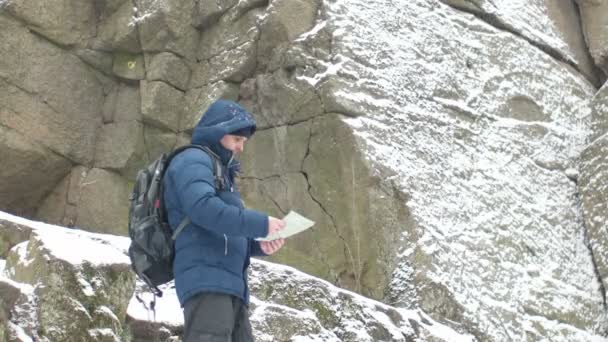 Touristisch orientiert in den Bergen — Stockvideo