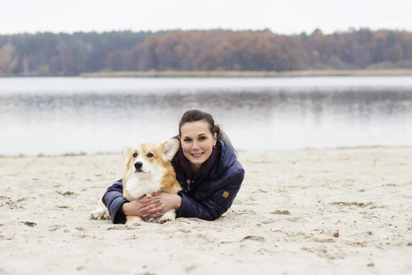 Mujer y perro acostados en la naturaleza —  Fotos de Stock