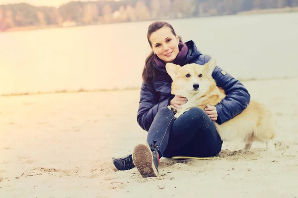 Donna e cane sdraiati sulla natura — Foto Stock