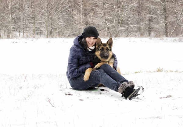 Mujer y perro en un paseo de invierno —  Fotos de Stock