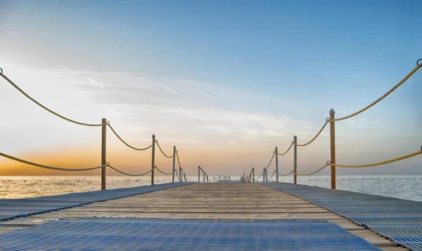 Pontone al mare e all'alba — Foto Stock