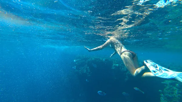 水の下で泳いでいる少女 — ストック写真