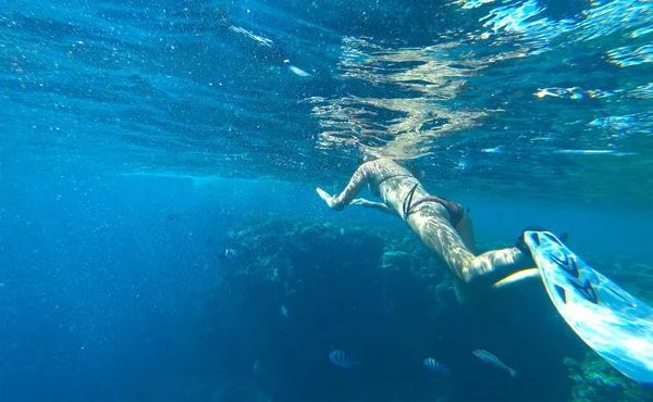 Chica Nadando Bajo Agua — Foto de Stock