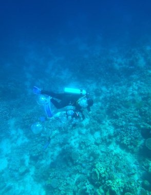 İki dalgıç ve bir deniz.